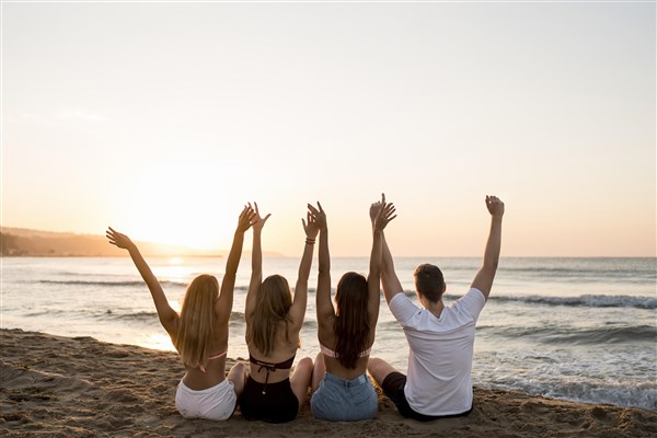 Encontrar o equilíbrio perfeito entre férias com amigos e férias em casal