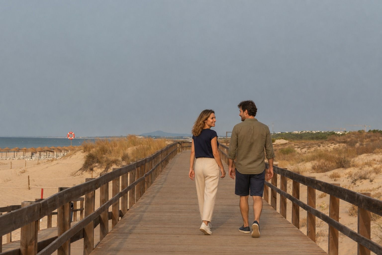Casal num passadiço público junto à costa do Algarve