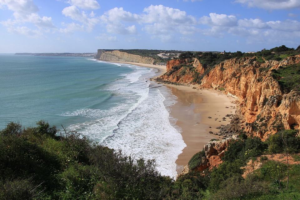 Dar um passeio junto à costa