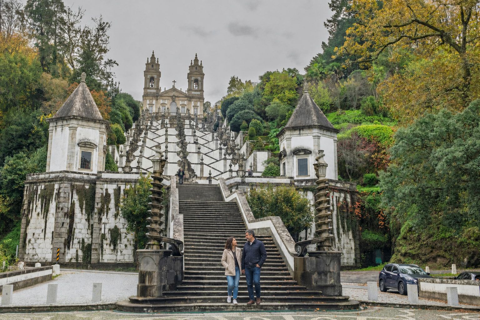 Casal junto a uma balaustrada nos jardins do Bom Jesus em Braga