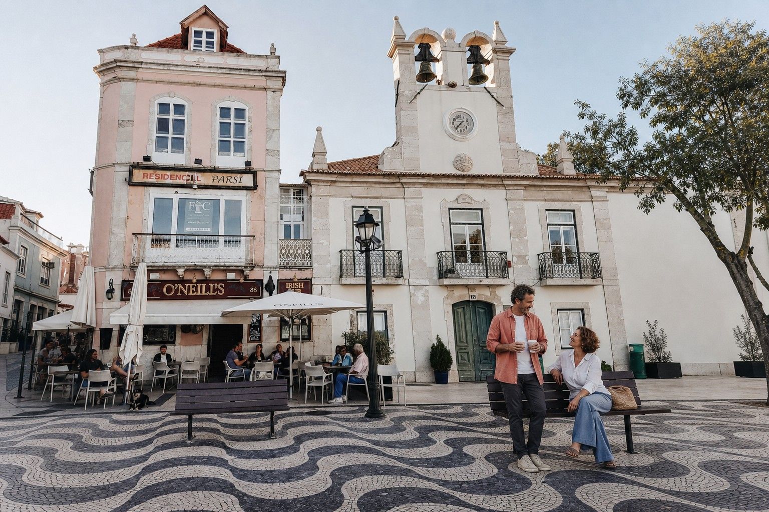 Casal numa praça com esplanadas em Cascais