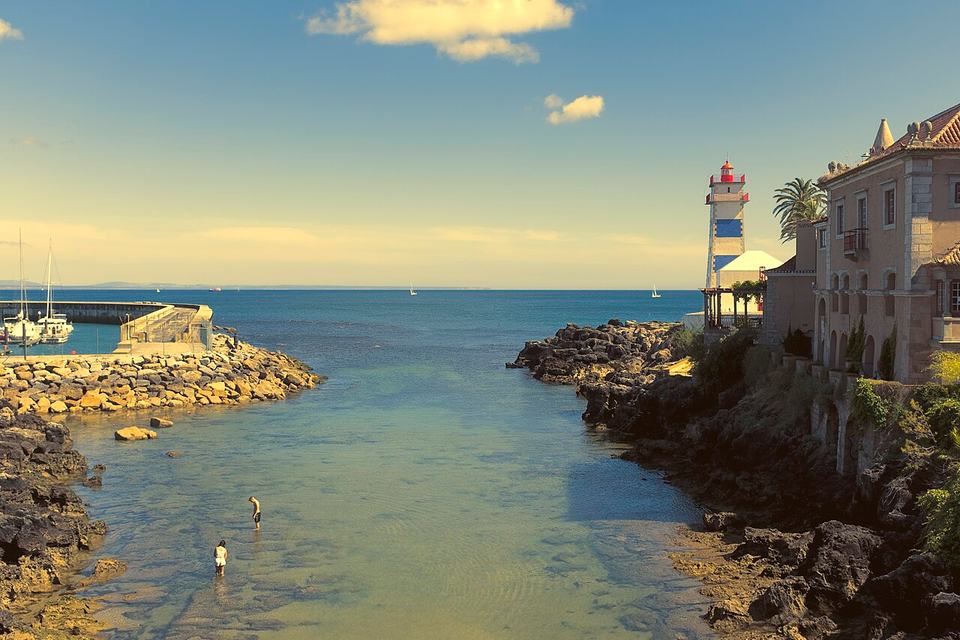 Passear junto ao mar em Cascais