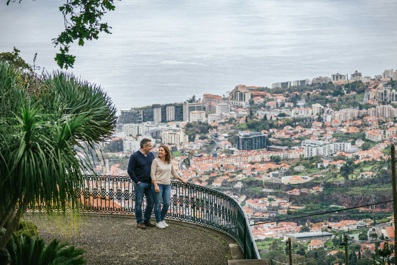Casal numa esplanada de rua no Funchal