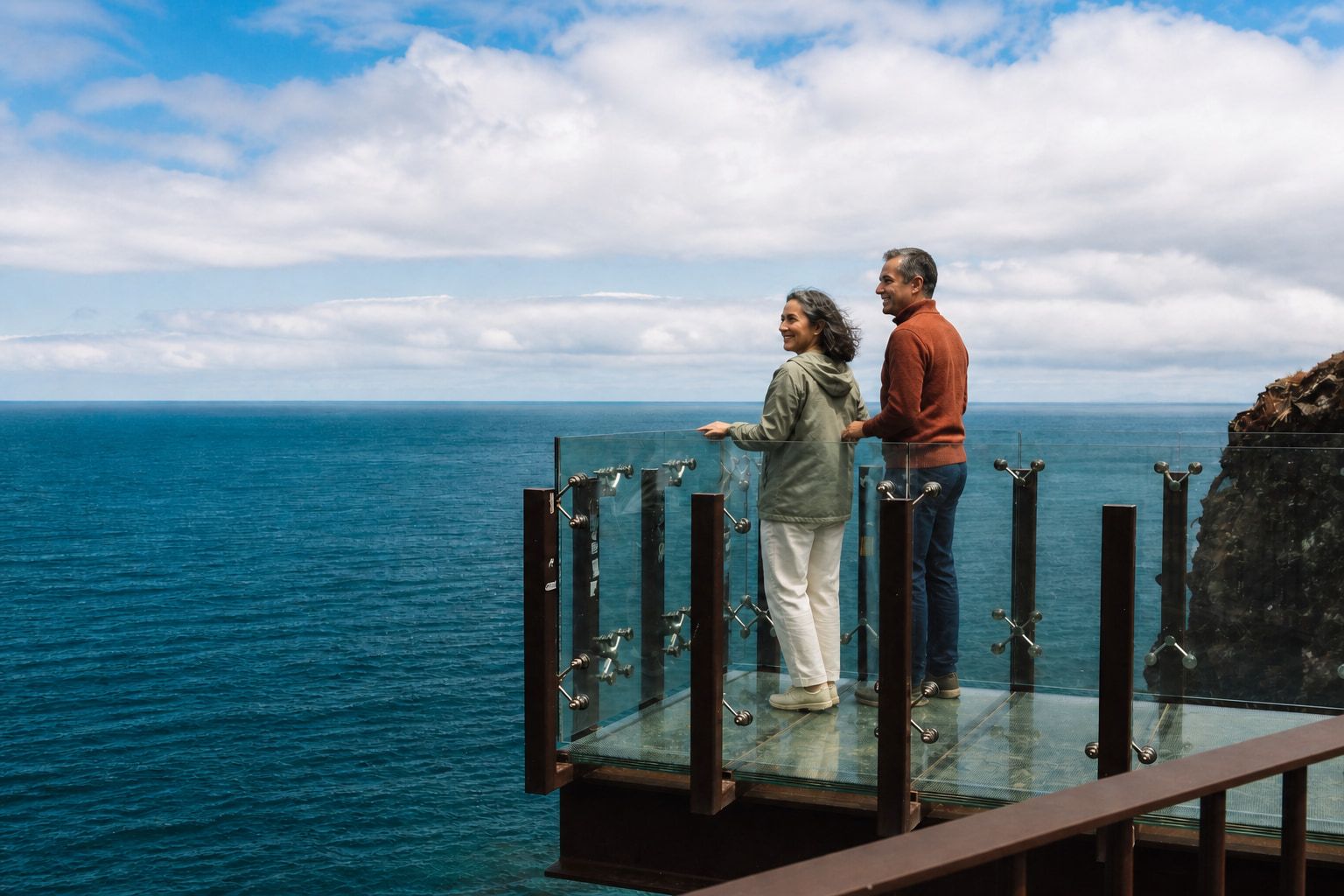 Casal num miradouro com plataforma de vidro na Madeira