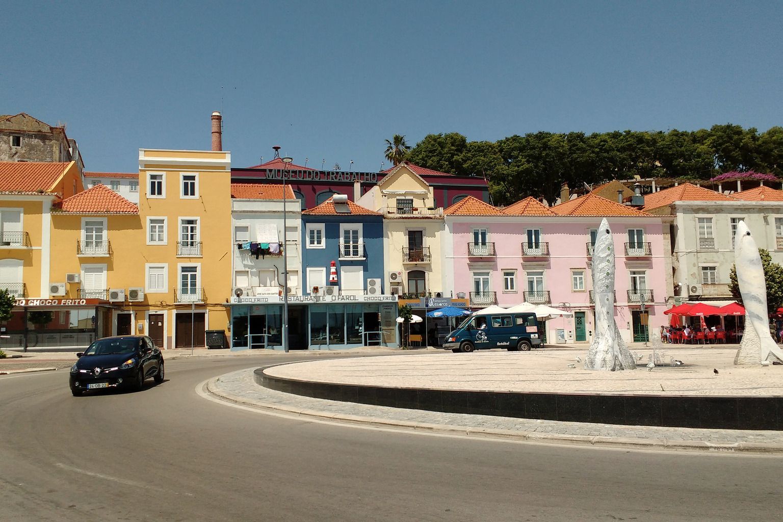 Avenida Luísa Todi e edifícios coloridos no centro de Setúbal