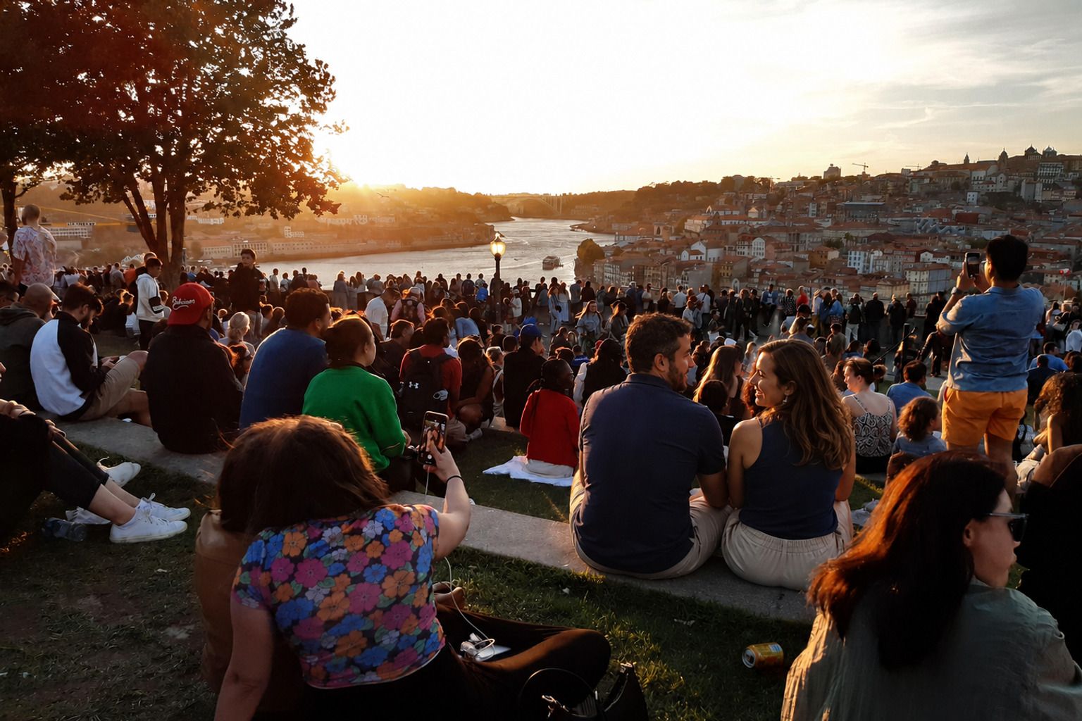 Casal sentado no Jardim do Morro com o Douro e o Porto ao fundo