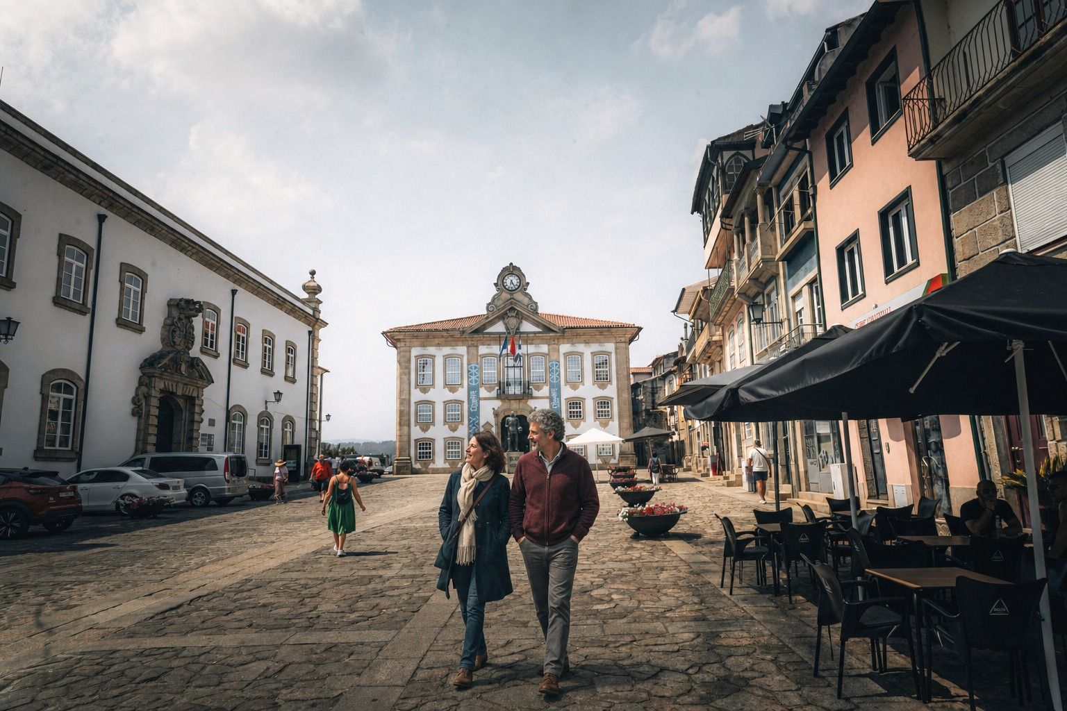 Casal a caminhar numa praça do centro histórico de Viseu