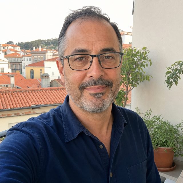 Homem sozinho numa fotografia recente